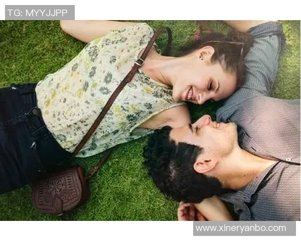 足球球星与情侣插画的甜蜜瞬间展现足球与爱情的完美融合